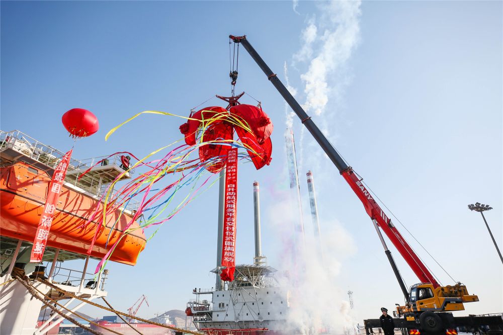 渤船重工建造的華科1號、2號自升助航式作業(yè)平臺命名交工